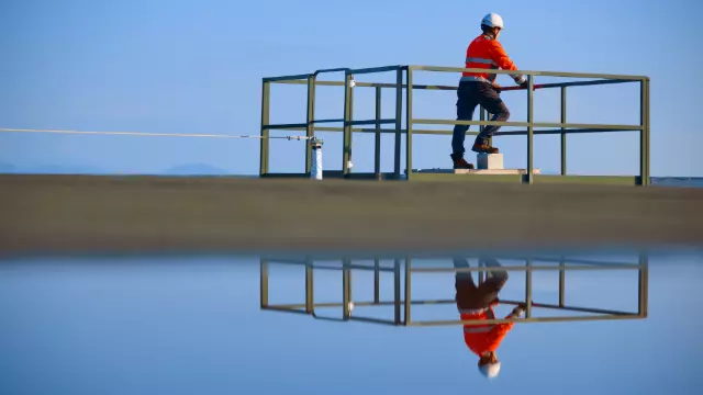 Technicien regardant un bassin d'eau potable, site Veolia