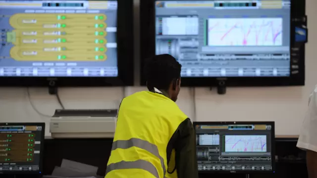 Technicien Veolia devant des écrans de controle