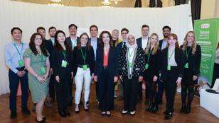 Estelle Brachlianoff, Directrice générale de Veolia avec les membres du conseil des générations futures