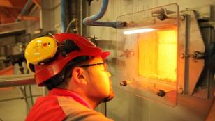 Recovering waste: technician in front of an incinerator