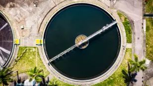 Vue aérienne d'une usine de traitement des eaux usées
