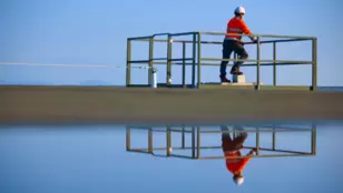 Technicien regardant un bassin d'eau potable, site Veolia